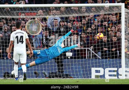 Thibaut courtois pendant le match entre le FC Barcelone et le Real Madrid CF, correspondant à la semaine 10 de la Liga Santander, joué au Camp Nou, le 28th octobre 2018, à Barcelone, Espagne. -- (photo par Urbanandsport/NurPhoto) Banque D'Images