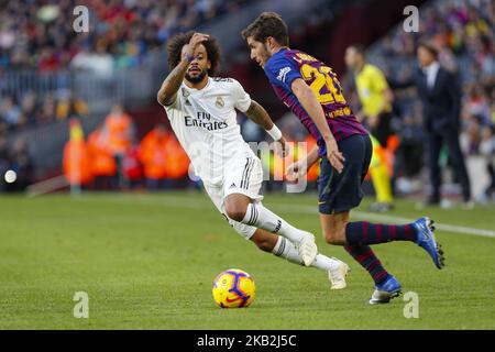 Le milieu de terrain du FC Barcelone Sergi Roberto (20) et le défenseur du Real Madrid CF Marcelo (12) lors du match le FC Barcelone contre le Real Madrid, pour la ronde 10 de la Liga Santander, a joué au Camp Nou le 28th octobre 2018 à Barcelone, Espagne. (Photo de Mikel Trigueros/Urbanandsport/ NurPhoto) Banque D'Images