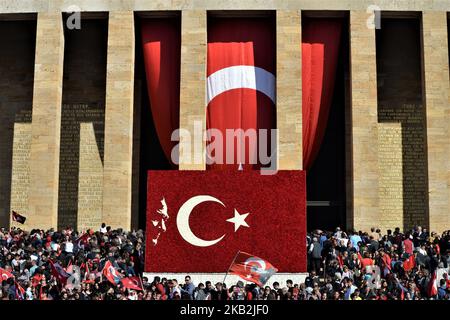 Les visiteurs se promeussent autour des drapeaux nationaux turcs à Anitkabir, le mausolée de Mustafa Kemal Ataturk, président fondateur de la Turquie moderne, à l'occasion du 95th anniversaire de la Journée de la République de Turquie à Ankara, sur 29 octobre 2018. Le jour de la République est l'un des jours fériés du pays commémorant la proclamation de la République de Turquie, il y a 95 ans en 1923. La Journée de la République commémore les événements de 29 octobre 1923, lorsque Ataturk a déclaré que la Turquie était désormais une république. (Photo par Altan Gocher/NurPhoto) Banque D'Images