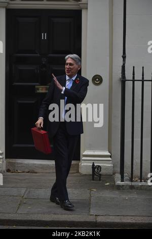 Le chancelier de l'Échiquier, Philip Hammond, présente la boîte rouge du budget lorsqu'il quitte 11 Downing Streets pour se rendre au Parlement pour présenter son annonce du budget 2018, Londres on 29 octobre 2018. Le discours du chancelier sur le budget est le dernier avant la date officielle du Brexit l'année prochaine en 29 mars 2019. (Photo par Alberto Pezzali/NurPhoto) Banque D'Images