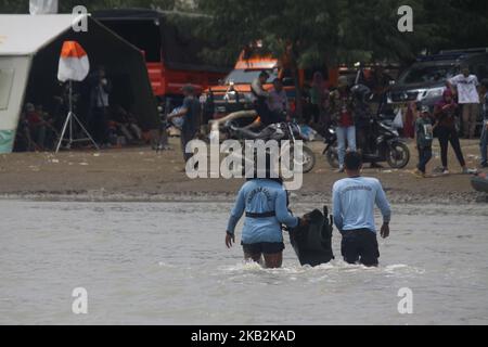 L'équipe d'hommes grenouille de la Marine indonésienne a découvert la partie du corps des victimes lors de l'opération SAR de l'avion de la JT 610 de l'Air du lion dans la baie de Karawang, à Java-Ouest, sur 30 octobre 2018. Le deuxième jour de l'opération SAR, l'équipe SAR conjointe n'a toujours pas trouvé l'emplacement de l'épave du Boeing 737 Max 8 qui s'est écrasé dans la baie de Karawang avec un total de 189 passagers et membres d'équipage, l'équipe SAR n'a découvert que les débris de l'avion, les bagages, et la partie du corps des victimes. (Photo par Aditya Irawan/NurPhoto) Banque D'Images