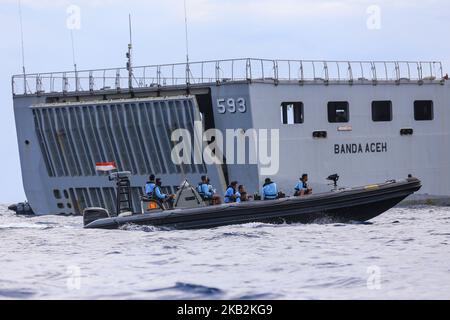 Une équipe de sauvetage passe près du navire de la marine KRI Banda Aceh à l'emplacement de l'écrasement du vol JT610 de l'Air du lion au large de la côte nord de la régence de Karawang, province de Java Ouest, Indonésie, mardi, 30 octobre, 2018. Les sauveteurs ont récupéré des restes humains et des objets personnels dans l'épave, les 189 passagers et l'équipage craignaient tous la mort. Le vol 610 de l'avion Lion Air, qui part de Jakarta à Pangkal Pinang, s'est écrasé dans la mer de Java lundi matin, peu après le décollage. (Photo par Andrew Lotulung/NurPhoto) Banque D'Images