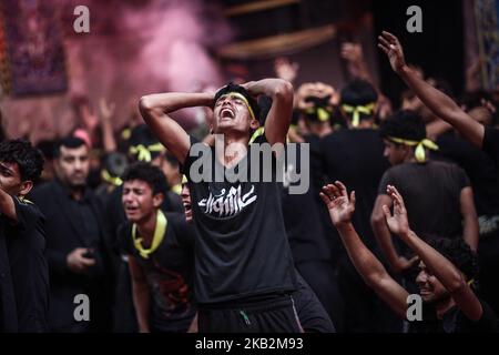 À Karbala, en Irak, sur 30 octobre 2018, des millions de musulmans chiites se rassemblent dans la ville sainte de Karbala, précisément au seuil Saint de Husseiniya chaque année, à l'occasion du 40th anniversaire de l'Imam Hussein, la paix soit sur lui, qui mourut à Karbala il y a plus de mille ans. Où ils saluent le deuil et les condoléances au milieu du seuil, avec la visite de l'Imam et du béni, le grand sanctuaire. (Photo de Sayed Baqer AlKamel/NurPhoto) Banque D'Images