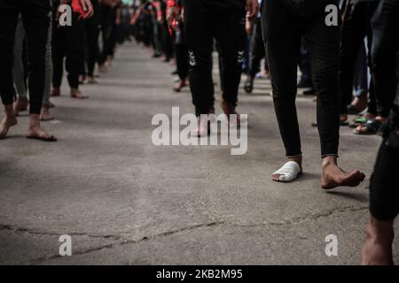 À Karbala, en Irak, sur 30 octobre 2018, des millions de musulmans chiites se rassemblent dans la ville sainte de Karbala, précisément au seuil Saint de Husseiniya chaque année, à l'occasion du 40th anniversaire de l'Imam Hussein, la paix soit sur lui, qui mourut à Karbala il y a plus de mille ans. Où ils saluent le deuil et les condoléances au milieu du seuil, avec la visite de l'Imam et du béni, le grand sanctuaire. (Photo de Sayed Baqer AlKamel/NurPhoto) Banque D'Images