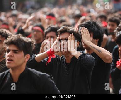 À Karbala, en Irak, sur 30 octobre 2018, des millions de musulmans chiites se rassemblent dans la ville sainte de Karbala, précisément au seuil Saint de Husseiniya chaque année, à l'occasion du 40th anniversaire de l'Imam Hussein, la paix soit sur lui, qui mourut à Karbala il y a plus de mille ans. Où ils saluent le deuil et les condoléances au milieu du seuil, avec la visite de l'Imam et du béni, le grand sanctuaire. (Photo de Sayed Baqer AlKamel/NurPhoto) Banque D'Images