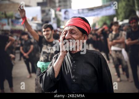 À Karbala, en Irak, sur 30 octobre 2018, des millions de musulmans chiites se rassemblent dans la ville sainte de Karbala, précisément au seuil Saint de Husseiniya chaque année, à l'occasion du 40th anniversaire de l'Imam Hussein, la paix soit sur lui, qui mourut à Karbala il y a plus de mille ans. Où ils saluent le deuil et les condoléances au milieu du seuil, avec la visite de l'Imam et du béni, le grand sanctuaire. (Photo de Sayed Baqer AlKamel/NurPhoto) Banque D'Images