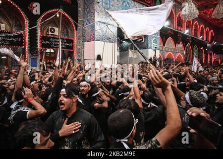 À Karbala, en Irak, sur 30 octobre 2018, des millions de musulmans chiites se rassemblent dans la ville sainte de Karbala, précisément au seuil Saint de Husseiniya chaque année, à l'occasion du 40th anniversaire de l'Imam Hussein, la paix soit sur lui, qui mourut à Karbala il y a plus de mille ans. Où ils saluent le deuil et les condoléances au milieu du seuil, avec la visite de l'Imam et du béni, le grand sanctuaire. (Photo de Sayed Baqer AlKamel/NurPhoto) Banque D'Images