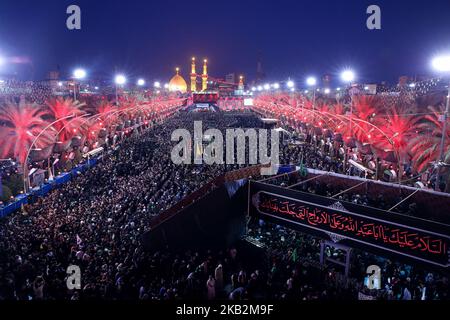À Karbala, en Irak, sur 30 octobre 2018, des millions de musulmans chiites se rassemblent dans la ville sainte de Karbala, précisément au seuil Saint de Husseiniya chaque année, à l'occasion du 40th anniversaire de l'Imam Hussein, la paix soit sur lui, qui mourut à Karbala il y a plus de mille ans. Où ils saluent le deuil et les condoléances au milieu du seuil, avec la visite de l'Imam et du béni, le grand sanctuaire. (Photo de Sayed Baqer AlKamel/NurPhoto) Banque D'Images