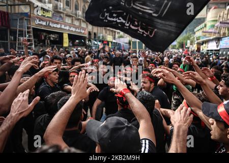 À Karbala, en Irak, sur 30 octobre 2018, des millions de musulmans chiites se rassemblent dans la ville sainte de Karbala, précisément au seuil Saint de Husseiniya chaque année, à l'occasion du 40th anniversaire de l'Imam Hussein, la paix soit sur lui, qui mourut à Karbala il y a plus de mille ans. Où ils saluent le deuil et les condoléances au milieu du seuil, avec la visite de l'Imam et du béni, le grand sanctuaire. (Photo de Sayed Baqer AlKamel/NurPhoto) Banque D'Images