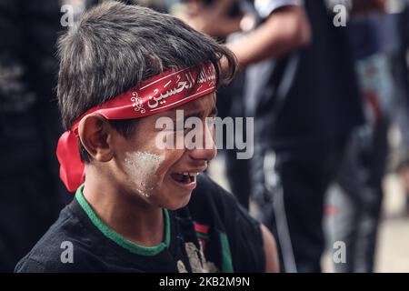 À Karbala, en Irak, sur 30 octobre 2018, des millions de musulmans chiites se rassemblent dans la ville sainte de Karbala, précisément au seuil Saint de Husseiniya chaque année, à l'occasion du 40th anniversaire de l'Imam Hussein, la paix soit sur lui, qui mourut à Karbala il y a plus de mille ans. Où ils saluent le deuil et les condoléances au milieu du seuil, avec la visite de l'Imam et du béni, le grand sanctuaire. (Photo de Sayed Baqer AlKamel/NurPhoto) Banque D'Images