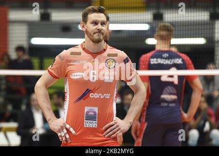 Cristian Gabriel Poglajen (#6 Consar Ravenna) en action pendant la Superlega Serie italienne Un match de volley entre Vero Volley Monza et Consar Ravenna à Monza, Italie le 1st novembre 2018, Monza a gagné 3-1. (Photo de Roberto Finizio/NurPhoto) Banque D'Images