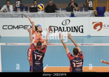 Kamil Rychlicki (#2 Consar Ravenna) en action pendant la Superlega Serie italienne Un match de volley entre Vero Volley Monza et Consar Ravenna à Monza, Italie le 1st novembre 2018, Monza a gagné 3-1. (Photo de Roberto Finizio/NurPhoto) Banque D'Images