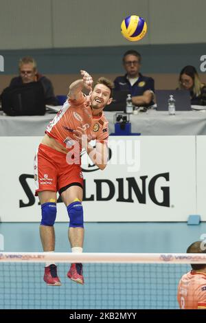 Cristian Gabriel Poglajen (#6 Consar Ravenna) en action pendant la Superlega Serie italienne Un match de volley entre Vero Volley Monza et Consar Ravenna à Monza, Italie le 1st novembre 2018, Monza a gagné 3-1. (Photo de Roberto Finizio/NurPhoto) Banque D'Images