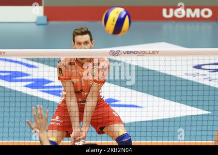 Cristian Gabriel Poglajen (#6 Consar Ravenna) en action pendant la Superlega Serie italienne Un match de volley entre Vero Volley Monza et Consar Ravenna à Monza, Italie le 1st novembre 2018, Monza a gagné 3-1. (Photo de Roberto Finizio/NurPhoto) Banque D'Images