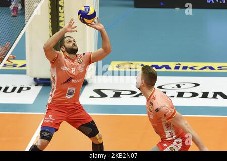 Davide Saitta (#8 Consar Ravenna) en action pendant la Superlega Serie italienne Un match de volley entre Vero Volley Monza et Consar Ravenna à Monza, Italie le 1st novembre 2018, Monza a gagné 3-1. (Photo de Roberto Finizio/NurPhoto) Banque D'Images