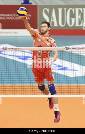 Cristian Gabriel Poglajen (#6 Consar Ravenna) en action pendant la Superlega Serie italienne Un match de volley entre Vero Volley Monza et Consar Ravenna à Monza, Italie le 1st novembre 2018, Monza a gagné 3-1. (Photo de Roberto Finizio/NurPhoto) Banque D'Images