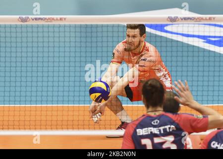 Cristian Gabriel Poglajen (#6 Consar Ravenna) en action pendant la Superlega Serie italienne Un match de volley entre Vero Volley Monza et Consar Ravenna à Monza, Italie le 1st novembre 2018, Monza a gagné 3-1. (Photo de Roberto Finizio/NurPhoto) Banque D'Images