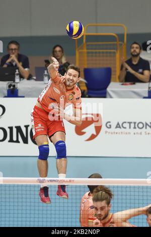 Cristian Gabriel Poglajen (#6 Consar Ravenna) en action pendant la Superlega Serie italienne Un match de volley entre Vero Volley Monza et Consar Ravenna à Monza, Italie le 1st novembre 2018, Monza a gagné 3-1. (Photo de Roberto Finizio/NurPhoto) Banque D'Images