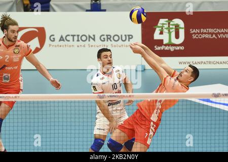 Giacomo Raffaelli (#7 Consar Ravenna) en action pendant la Superlega Serie italienne Un match de volley entre Vero Volley Monza et Consar Ravenna à Monza, Italie le 1st novembre 2018, Monza a gagné 3-1. (Photo de Roberto Finizio/NurPhoto) Banque D'Images