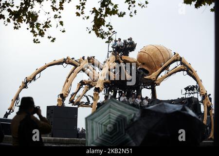 Ariane, l'araignée géante, marche sur le pont-neuf. Des milliers de personnes sont venues voir la compagnie de théâtre de rue la machine spectacle "le Gardien du Temple". La compagnie de théâtre de rue « la machine » revient à Toulouse avec leurs personnages géants dans une première mondiale. Les personnages joueront pendant quatre jours un conte intitulé « le Gardien du Temple » basé sur Minotaur'story. La compagnie « la machine » a joué à Beijing, Liverpool, Anvers, Yokohama, Ottawa... Toulouse. France. 2 novembre 2018. (Photo d'Alain Pitton/NurPhoto) Banque D'Images