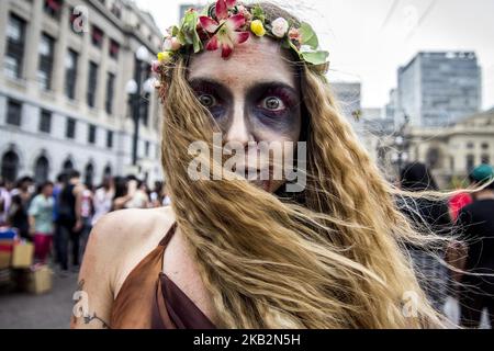 Les gens participent à la marche annuelle de Zombie sur 2 novembre 2018, à São Paulo. Les gens s'habillent et utilisent le maquillage pour se faire ressembler à des zombies et d'autres personnages de films d'horreur. (Photo de Cris Faga/NurPhoto) Banque D'Images