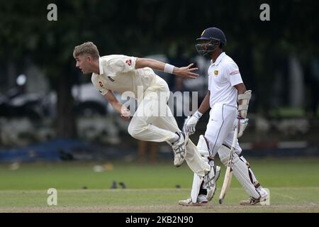 Le joueur de cricket d'Angleterre Olly Stone (L) livre une balle lors du match de cricket entre l'équipe de cricket d'Angleterre et le Sri Lanka Board XI , Tour Match le 2 novembre 2018 (photo de Thharaka Basnayaka/NurPhoto) Banque D'Images