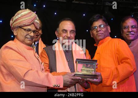 M. Subramanian Swamy (deuxième gauche), homme politique indien, s'est rendu au Canada à 3 novembre 2018 pour recevoir le Prix hindou mondial à Mississauga, en Ontario, au Canada. Swamy est économiste, statisticien et politicien indien, membre du Bharatiya Janata Party (BJP). (Photo de Creative Touch Imaging Ltd./NurPhoto) Banque D'Images