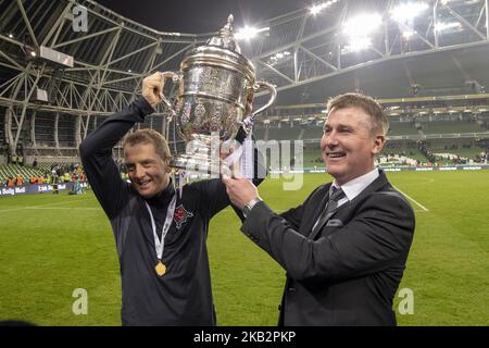 Stephen Kenny, directeur de Dundalk, célèbre avec le trophée lors de la finale de la coupe de l'Irish Daily Mail FAI entre le Cork City FC et le Dundalk FC au stade Aviva de Dublin, en Irlande, sur 4 novembre 2018 (photo d'Andrew Surma/NurPhoto) Banque D'Images