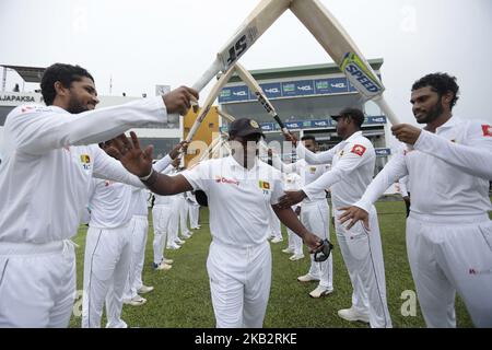 Cricketer sri-lankais et le joueur de cricket le plus réussi du bras gauche, Rangana Herath reçoit une garde d'honneur de ses coéquipiers alors qu'il s'engage pour jouer son adieu Test cricket match contre l'équipe de cricket de l'Angleterre au stade international de cricket de Galle, Galle, Sri Lanka Mardi 6 novembre 2018 (photo par Thharaka Basnayaka/NurPhoto) Banque D'Images