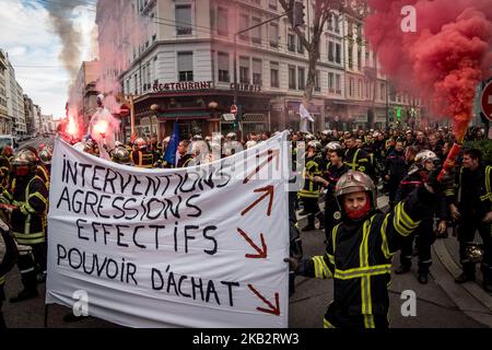 Les pompiers de Rhône manifestent à Lyon, en France, le 5 novembre 2018, pour exiger plus de ressources humaines et matérielles pour mener à bien leurs missions. De la caserne de Gerland, ils se sont joints à la métropole de Lyon pour rencontrer Jean Yves Secheresse, assistant de sécurité, qui a refusé des rencontrer. Les pompiers ont ensuite rejoint le centre de secours du Rhône, qu'ils ont investi de force pour rencontrer le colonel Serge Delaigue. (Photo de Nicolas Liponne/NurPhoto) Banque D'Images