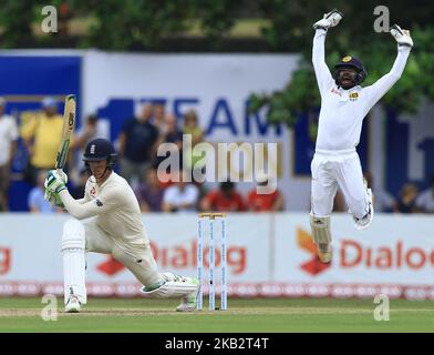 Le joueur de cricket de l'Angleterre Keaton Jennings (L) regarde Niroshan Dickwella, le gardien de cricket du Sri Lanka, s'élance dans les airs pour attirer l'appel lors du match de 1st jours du premier match de cricket d'essai entre le Sri Lanka et l'Angleterre au stade international de cricket de Galle, à Galle, au Sri Lanka sur 6 novembre 2018. (Photo de Thharaka Basnayaka/NurPhoto) Banque D'Images