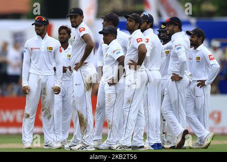 Les joueurs de cricket sri lankais se pentent sur la décision du juge-arbitre en 3rd lors du jeu de 1st jours du premier match de cricket d'essai entre le Sri Lanka et l'Angleterre au stade international de cricket de Galle, à Galle, au Sri Lanka, sur 6 novembre 2018. (Photo de Thharaka Basnayaka/NurPhoto) Banque D'Images