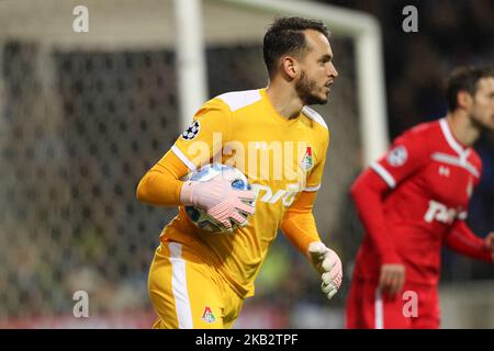 Gardien de but Guilherme du FC Lokomotiv Moscou en action pendant la Ligue des champions de l'UEFA, match entre le FC Porto et le FC Lokomotiv Moscou, au stade Dragao de Porto sur 6 novembre 2018 à Porto, Portugal. (Photo de Paulo Oliveira / DPI / NurPhoto) Banque D'Images