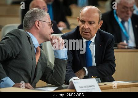 Didier Katzenmayer (L), Eric trappier (R) lors de la première édition des rencontres régionales de l'industrie aéronautique et spatiale à l'hôtel régional Auvergne Rhône-Alpes à Lyon, en France, sur 5 novembre 2018. Didier Katzenmayer, Directeur des affaires industrielles chez Airbus Operations SAS, Jean Dominique Sénard, Président de Michelin, Eric trappier, Président Directeur général de Dassault Aviation et Président de GIFAS, et Laurent Wauquiez, Président de la région Auvergne-Rhône-Alpes, ont participé à l'événement. (Photo de Nicolas Liponne/NurPhoto) Banque D'Images