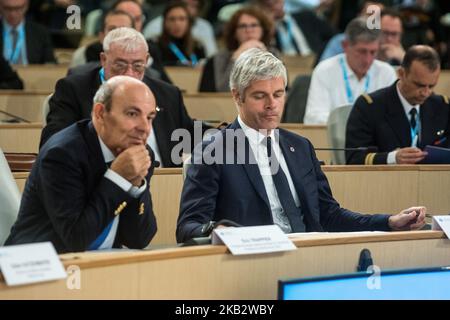 Eric trappier (L), Laurent Wauquiez (R) lors de la première édition des rencontres régionales de l'industrie aéronautique et spatiale à l'hôtel régional Auvergne Rhône-Alpes à Lyon (France), sur 5 novembre 2018. Didier Katzenmayer, Directeur des affaires industrielles chez Airbus Operations SAS, Jean Dominique Sénard, Président de Michelin, Eric trappier, Président Directeur général de Dassault Aviation et Président de GIFAS, et Laurent Wauquiez, Président de la région Auvergne-Rhône-Alpes, ont participé à l'événement. (Photo de Nicolas Liponne/NurPhoto) Banque D'Images