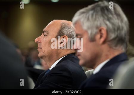 Eric trappier (L), Laurent Wauquiez (R) lors de la première édition des rencontres régionales de l'industrie aéronautique et spatiale à l'hôtel régional Auvergne Rhône-Alpes à Lyon (France), sur 5 novembre 2018. Didier Katzenmayer, Directeur des affaires industrielles chez Airbus Operations SAS, Jean Dominique Sénard, Président de Michelin, Eric trappier, Président Directeur général de Dassault Aviation et Président de GIFAS, et Laurent Wauquiez, Président de la région Auvergne-Rhône-Alpes, ont participé à l'événement. (Photo de Nicolas Liponne/NurPhoto) Banque D'Images