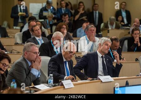 Didier Katzenmayer (L), Eric trappier (C), Laurent Wauquiez (R) lors de la première édition des réunions régionales de l'industrie aéronautique et spatiale à l'hôtel régional Auvergne Rhône-Alpes à Lyon (France), sur 5 novembre 2018. Didier Katzenmayer, Directeur des affaires industrielles chez Airbus Operations SAS, Jean Dominique Sénard, Président de Michelin, Eric trappier, Président Directeur général de Dassault Aviation et Président de GIFAS, et Laurent Wauquiez, Président de la région Auvergne-Rhône-Alpes, ont participé à l'événement. (Photo de Nicolas Liponne/NurPhoto) Banque D'Images