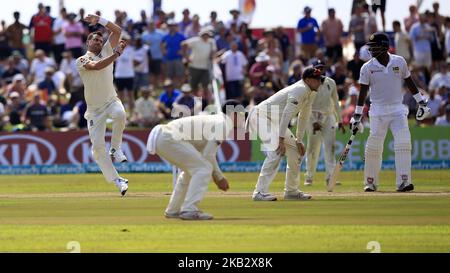 Le cricketer d'Angleterre James Anderson livre une balle pendant les 2nd jours de jeu du premier match de cricket d'essai entre le Sri Lanka et l'Angleterre au stade international de cricket de Galle, Galle, Sri Lanka. 11-07-2018 (photo de Thharaka Basnayaka/NurPhoto) Banque D'Images