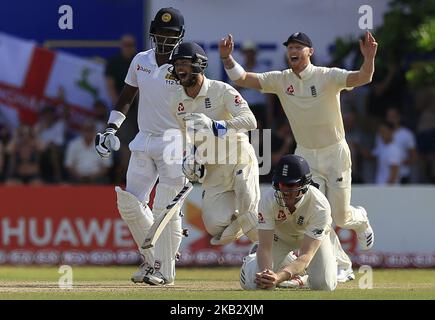 Le cricketer sri lankais Angelo Mathews (L) regarde le cricketer anglais Keaton Jennings termine un match tandis que les cricketers anglais célèbrent pendant le match de 2nd jours du premier match de cricket d'essai entre le Sri Lanka et l'Angleterre au stade international de cricket de Galle, Galle, Sri Lanka. 11-07-2018 (photo de Thharaka Basnayaka/NurPhoto) Banque D'Images