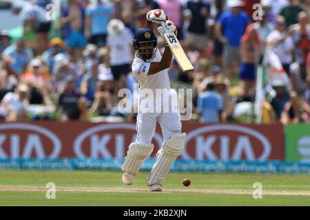 Dinesh Chandimal, capitaine de cricket sri-lankais, joue un tir lors de la partie de 2nd jours du premier match de cricket d'essai entre le Sri Lanka et l'Angleterre au stade international de cricket de Galle, Galle, Sri Lanka, le 7 novembre 2018. (Photo de Thharaka Basnayaka/NurPhoto) Banque D'Images