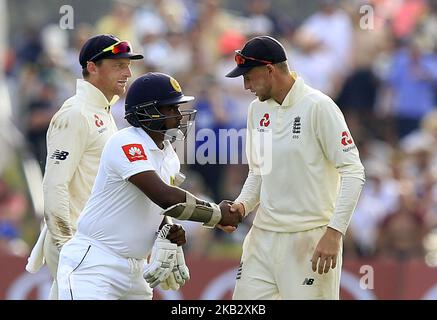 Le capitaine de cricket d'Angleterre Joe Root transmet de bons voeux au cricketer sri-lankais Rangana Herath lors de la partie de 2nd jours du premier match de cricket d'essai entre le Sri Lanka et l'Angleterre au stade international de cricket de Galle, à Galle, au Sri Lanka, le 7 novembre 2018. (Photo de Thharaka Basnayaka/NurPhoto) Banque D'Images