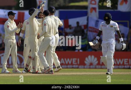 Les joueurs de cricket de l'Angleterre célèbrent alors que le cricketer sri-lankais Angelo Mathews se rendit en arrière après son licenciement lors du premier match de cricket d'essai de 2nd jours entre le Sri Lanka et l'Angleterre au stade de cricket de Galle International, à Galle, au Sri Lanka. 11-07-2018 (photo de Thharaka Basnayaka/NurPhoto) Banque D'Images