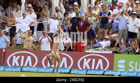 Un joueur de basket envahit la zone de jeu pendant les 2nd jours de jeu du premier match de cricket d'essai entre le Sri Lanka et l'Angleterre au stade international de cricket de Galle, Galle, Sri Lanka. 11-07-2018 (photo de Thharaka Basnayaka/NurPhoto) Banque D'Images