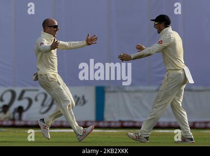 Jack Leach, joueur de cricket de l'Angleterre, célèbre avec Jos Butler après avoir joué au cricket pendant les 2nd jours du premier match de cricket d'essai entre le Sri Lanka et l'Angleterre au stade international de cricket de Galle, à Galle, au Sri Lanka. 11-07-2018 (photo de Thharaka Basnayaka/NurPhoto) Banque D'Images