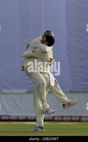 Jack Leach, joueur de cricket de l'Angleterre, célèbre avec Jos Butler après avoir joué au cricket pendant les 2nd jours du premier match de cricket d'essai entre le Sri Lanka et l'Angleterre au stade international de cricket de Galle, à Galle, au Sri Lanka. 11-07-2018 (photo de Thharaka Basnayaka/NurPhoto) Banque D'Images