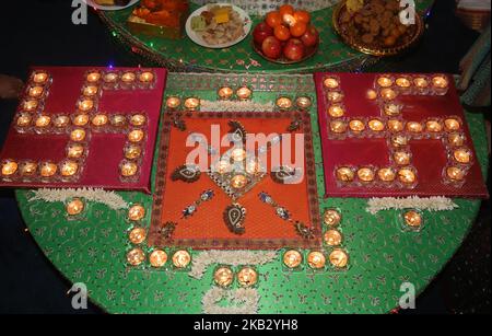 Diyas (lampes) par un sanctuaire à la déesse Laxmi (déesse Lakshmi) pendant le festival de Diwali (Deepawali) à un temple hindou à Toronto, Ontario, Canada sur 7 novembre 2018. (Photo de Creative Touch Imaging Ltd./NurPhoto) Banque D'Images