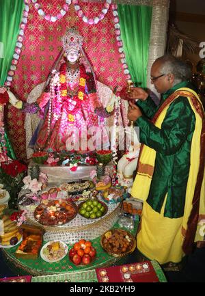 Le prêtre hindou interprète des prières Lakshmi puja pendant le festival de Diwali (Deepawali) dans un temple hindou de Toronto, Ontario, Canada sur 7 novembre 2018. Lakshmi (Laxmi) est la déesse hindoue de la richesse et de la prospérité. (Photo de Creative Touch Imaging Ltd./NurPhoto) Banque D'Images