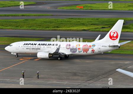 Tokyo, Japon - 11 août 2021: Japan Airlines (JAL) Boeing B737-800 (JA329J) avion de passagers 'Jomon Jet' en train de rouler à l'aéroport de Haneda. Banque D'Images