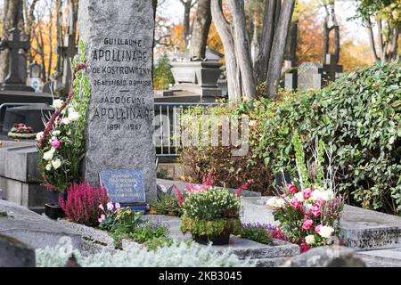 Les fleurs sont placées à la tombe du poète français Guillaume Apollinaire dans le cimetière du Père Lachaise à Paris le 8 novembre 2018, lors des événements commémoratifs du 100th anniversaire de la fin de la première Guerre mondiale. Naturalisé en tant que citoyen français en 1916, Le poète a combattu à l'avant en Champagne en tant que lieutenant du régiment d'infanterie de 96th. Affaibli par des blessures d'obus, il est mort à peine deux jours avant l'armistice sur 9 novembre de la grippe espagnole. (Photo de Michel Stoupak/NurPhoto) Banque D'Images