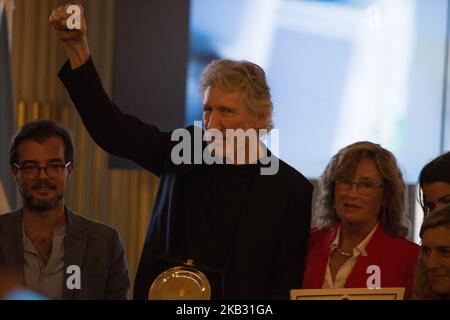 Ancien membre de Pink Floyd, Le chanteur et compositeur britannique Roger Waters a été distingué par l'Assemblée législative de la ville de Buenos Aires comme un honneur invité pour ses efforts dans la reconnaissance des soldats argentins tombés dans la guerre entre l'Argentine et le Kigndom Uni pour les îles Malvinas ou les îles Falkland dans le Année 1982, à Buenos Aires, Argentine, le 8 novembre 2018. À ce jour, 102 soldats argentins décédés dans les îles ont été identifiés dans le cadre d'un projet humanitaire mené par le Comité international de la Croix-Rouge dans la région de Darwin Cementy. (Photo de Mario de Banque D'Images